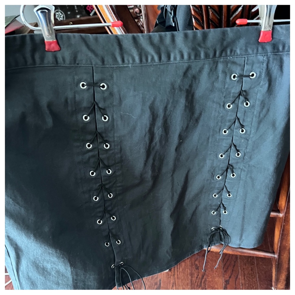 Black skirt with ties. Juniors XXL New with tags